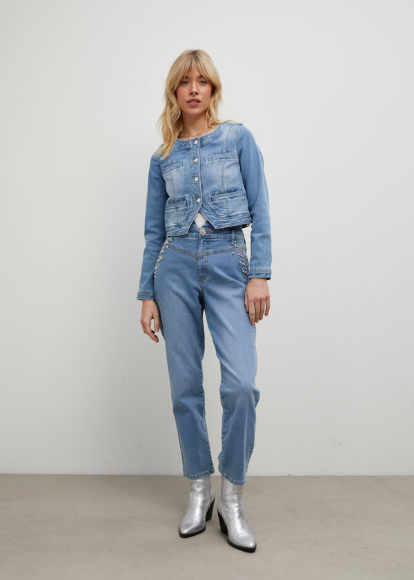 bonprix Mode: weibliches Model in Jeans-Outfit