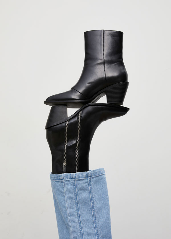 bonprix Mode: schwarze Stiefel, Ansatz einer Jeanshose