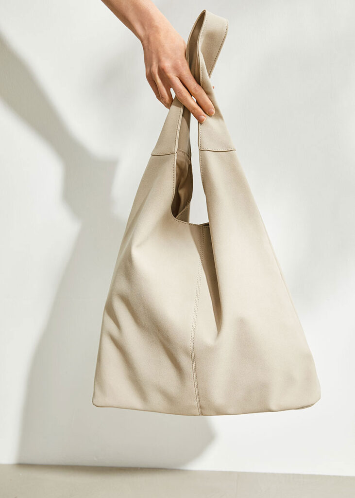 bonprix Mode: creme-farbene Handtasche in der Hand